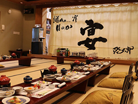 豪華な飛騨造りの宴会場