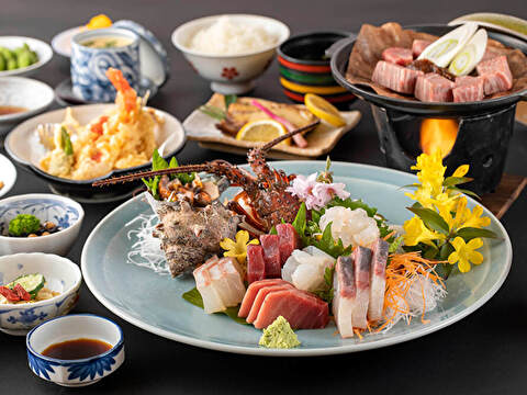 ほり多旅館の伊勢海老のお造りを含むご夕食