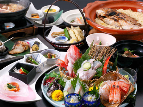 旅館立花の海山の幸が並ぶ会席料理の夕食